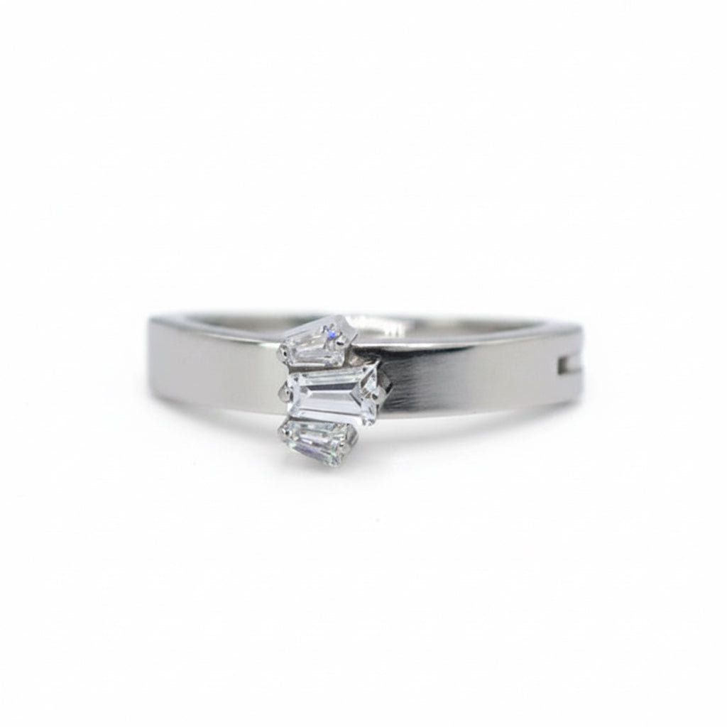 piercing anneau nombril trinity titane naturel cluster strass baguette studio helix