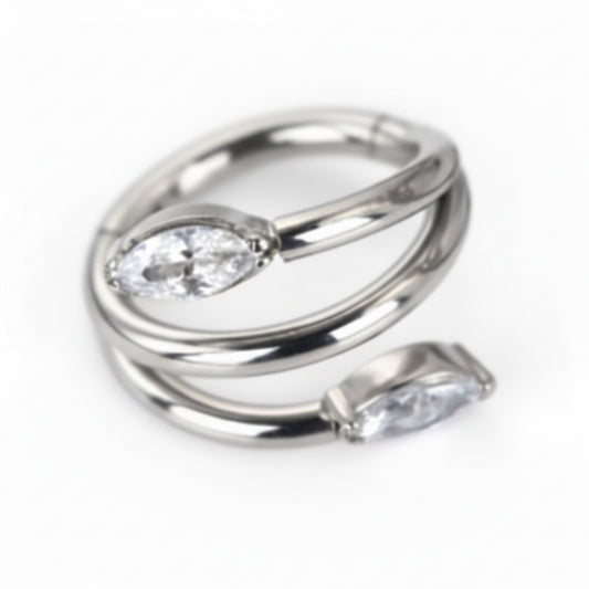 piercing anneau twist spirale titane argenté avec deux zircons taille marquise effet triple perçage