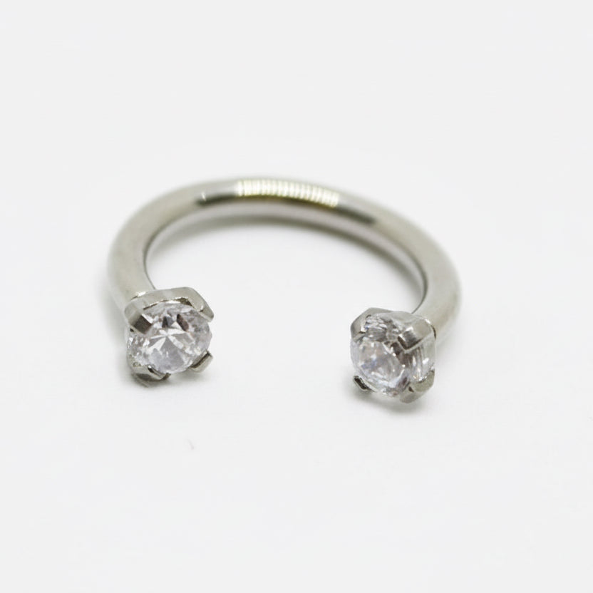 piercing fer à cheval titane argenté zircons cubiques sertis griffes vissage interne 1.2mm
